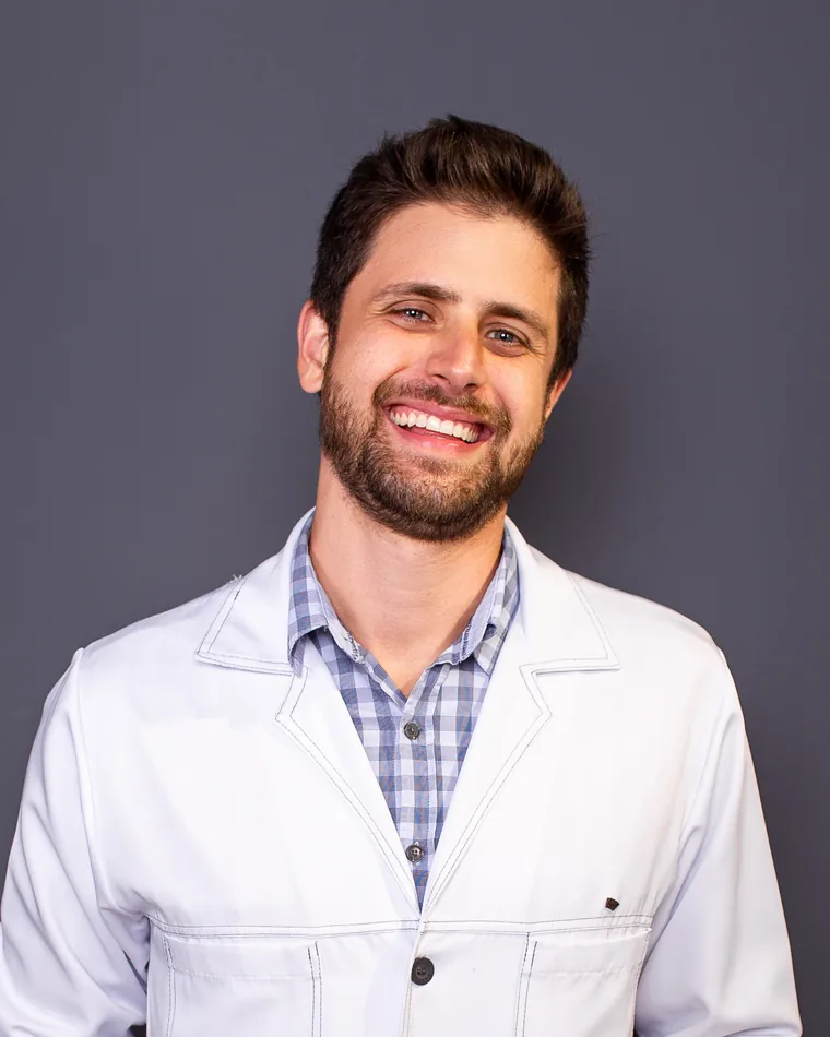 Dr. Marcos Vinícius, dentista em Ipatinga, de jaleco branco
