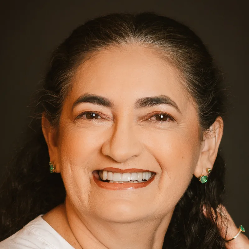 Depois: Maria Neusa sorrindo com os dentes da frente na mesma cor e no mesmo formato